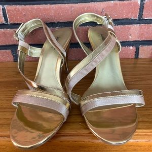 Jacqueline Ferrar Gold Heels SZ-8 1/2